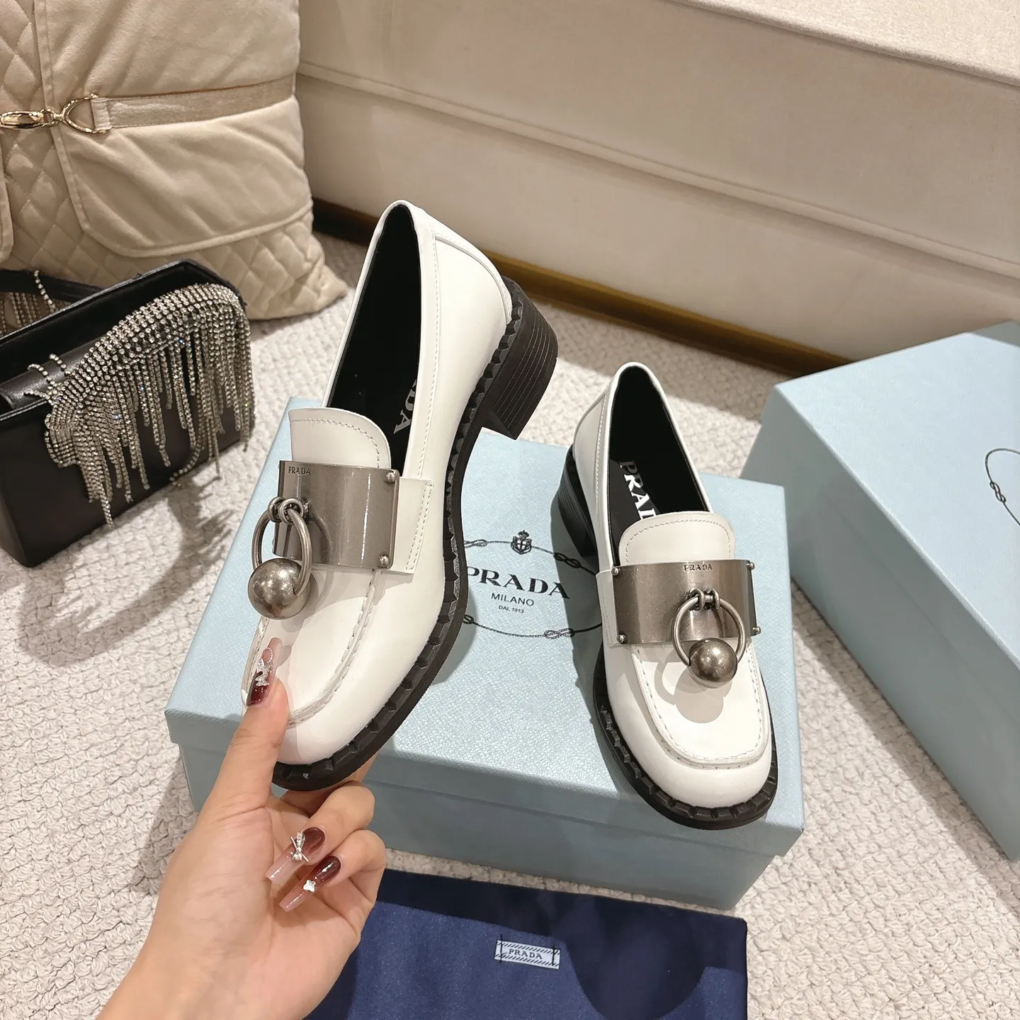 👟👟Ex-factory price 600👟👟 Prad✅Certified𝟐𝟎𝟐5𝙨𝙨 Early Spring Prada💯 #陈昊宇 Same style, many celebrity internet celebrities have the same style/medium-heeled British loafers, the metal buckle design adds a sense of sophistication, the overall shape is full of aura, and the British style small leather shoes are casual and high-end. Chen Haoyu’s same style/Prada25ss loafers! Fabric: Imported open edge beads Lining: Imported sheepskin Insole: Imported cowhide Women's model: Standard code 35-41 (customized at 40.41).  Color: black. light brown. white #陈昊宇 Same style Prada loafers # Temperament wear
